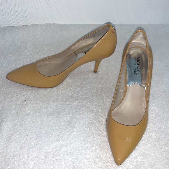 Micheal Kors Sz 8 Dijon mustard color heels w/ pointy toe - Picture 6 of 6